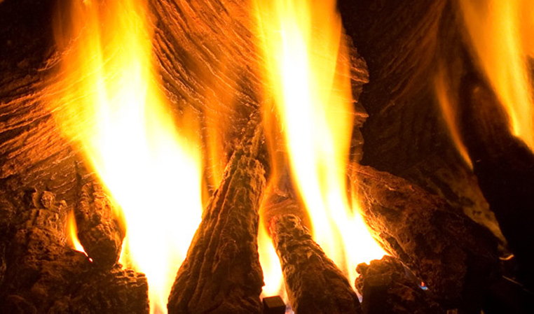 Flames glowing in the compact Enviro Q1 insert