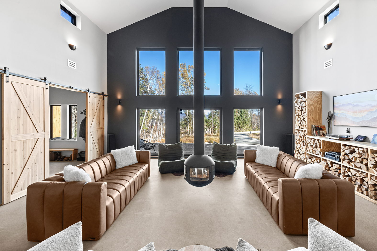 Filiofocus Central 1600 lit between leather sofas in a black-gabled great room