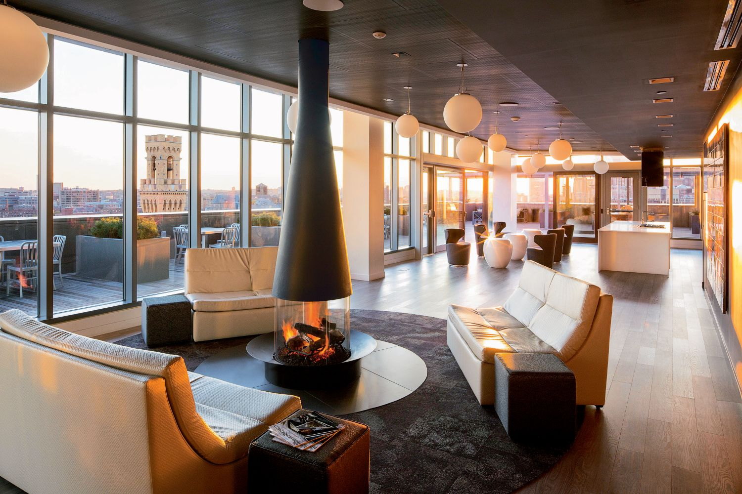 Filiofocus 2000 Gas glowing in a rooftop lounge at dusk with the city skyline beyond