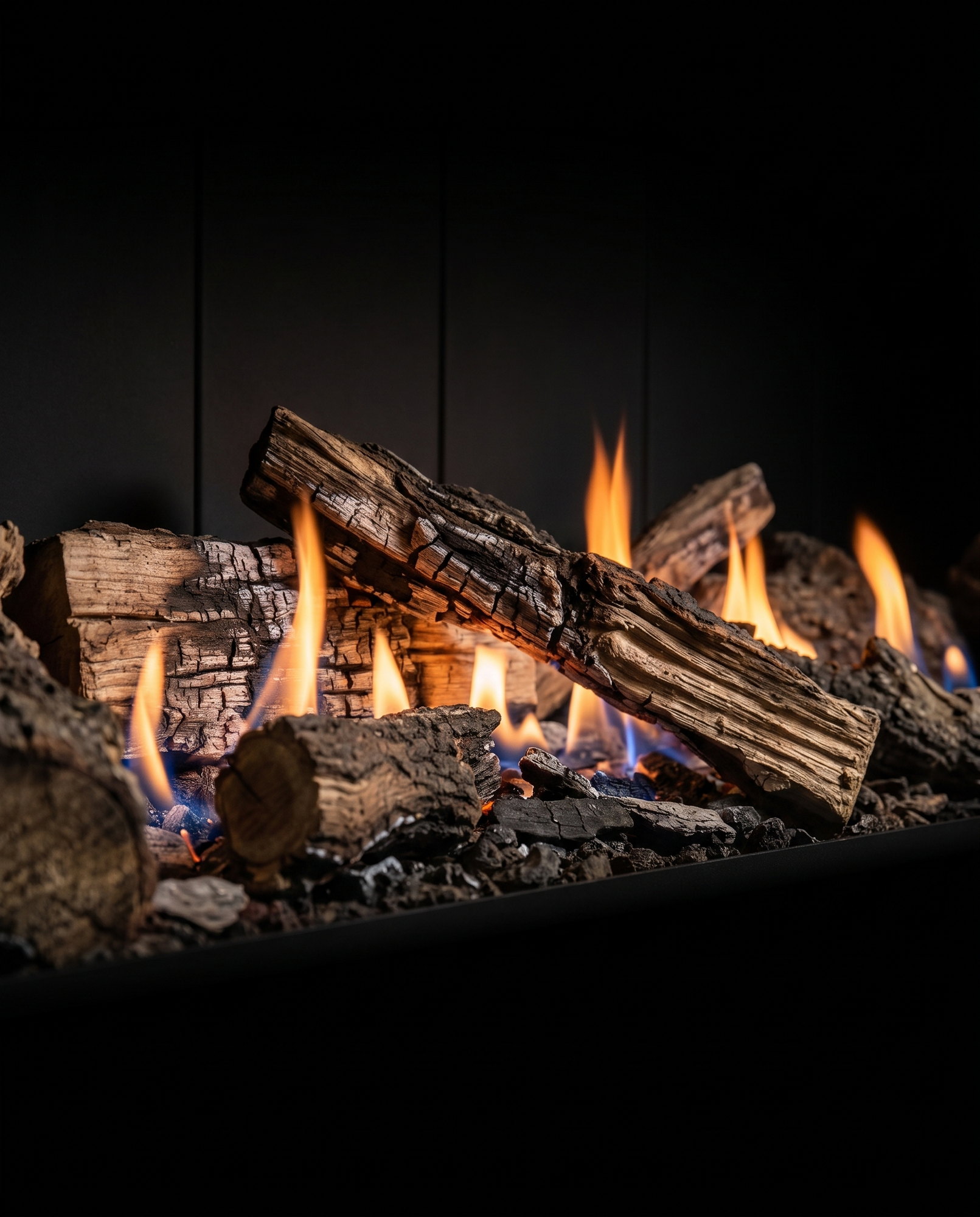 The U50 Linear’s split logs and glowing embers against the dark steel liner