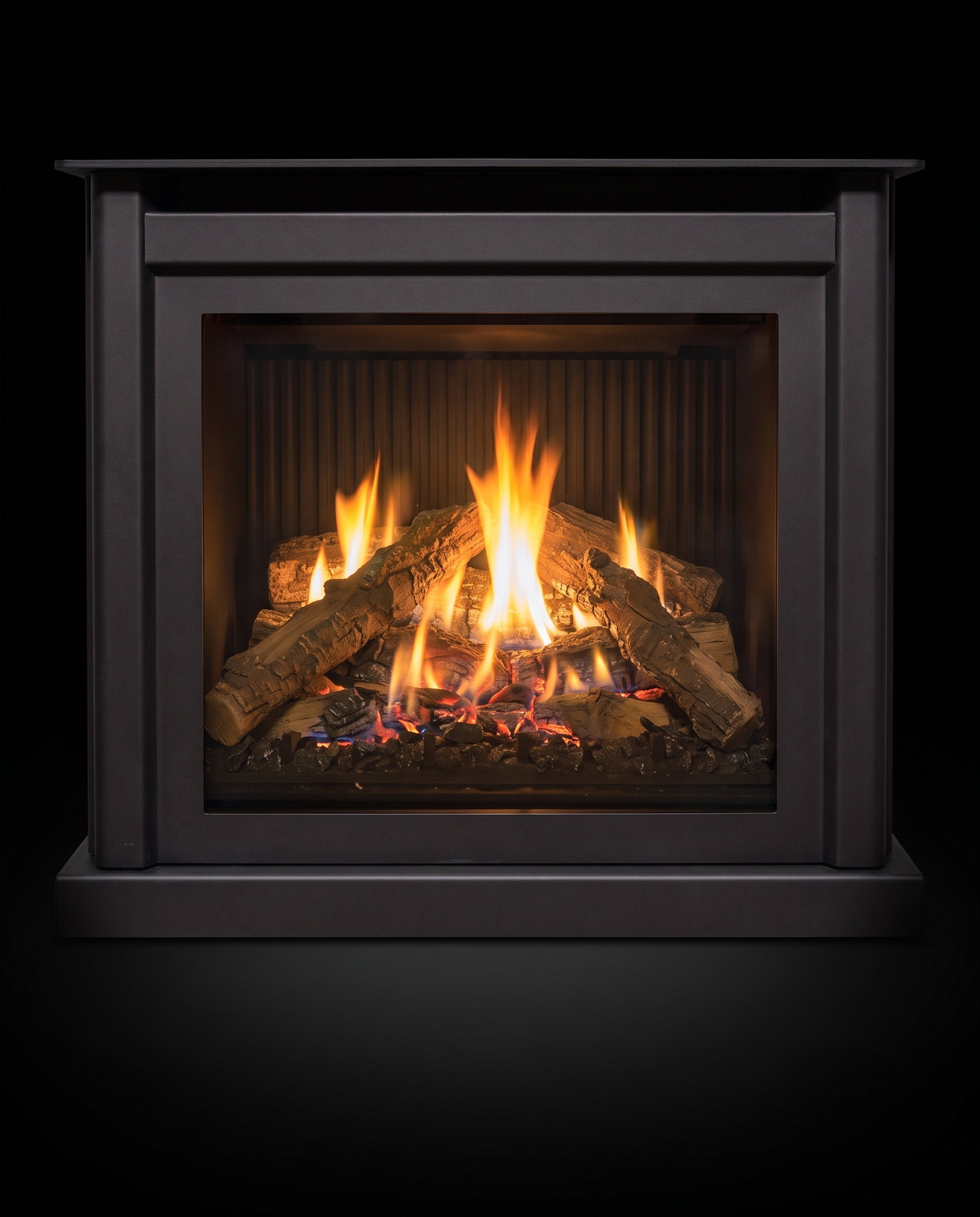 The S40&rsquo;s wide glass dead-on &mdash; a full traditional log fire on the fluted liner