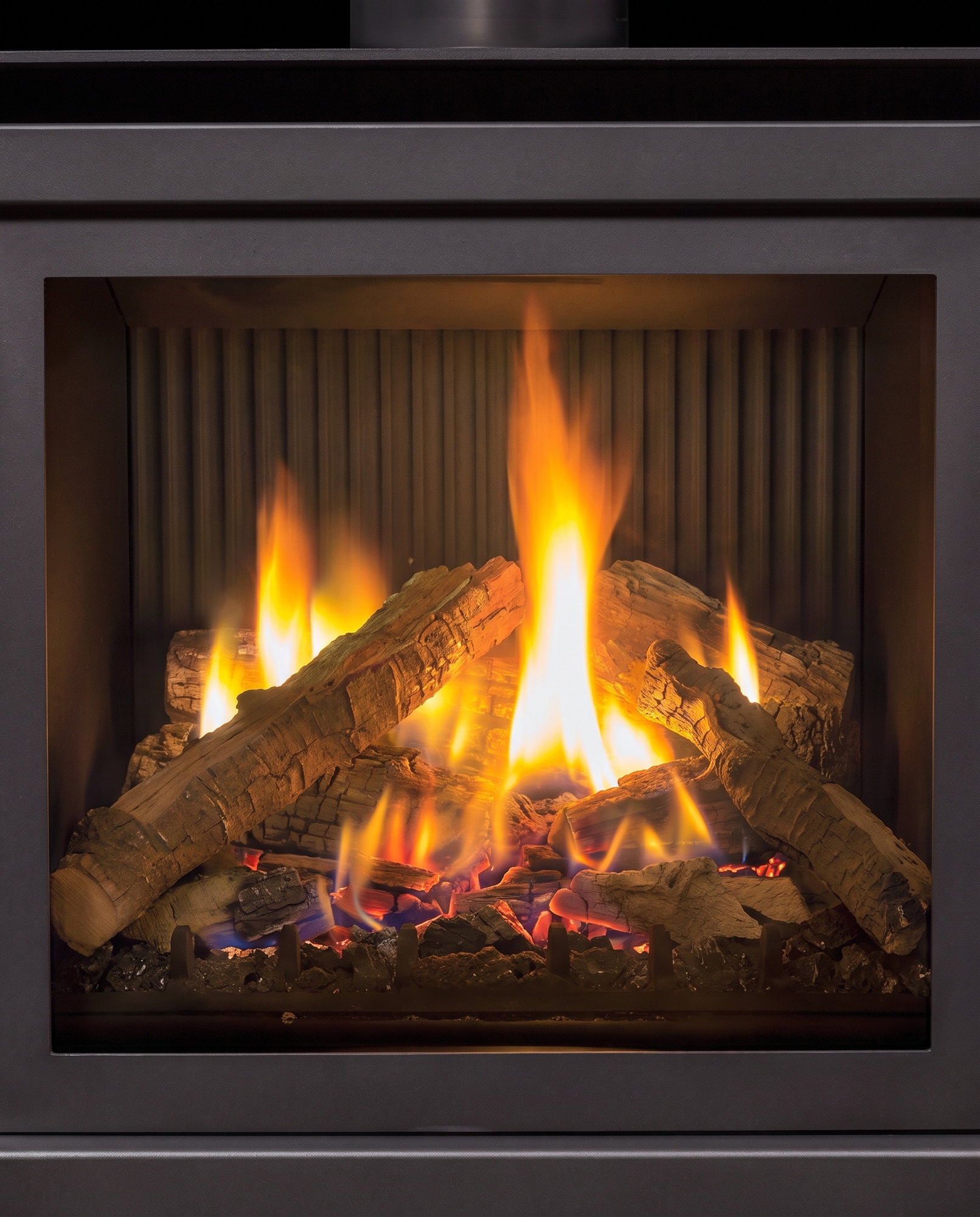 The S40&rsquo;s traditional logs over a glowing ember bed, up close