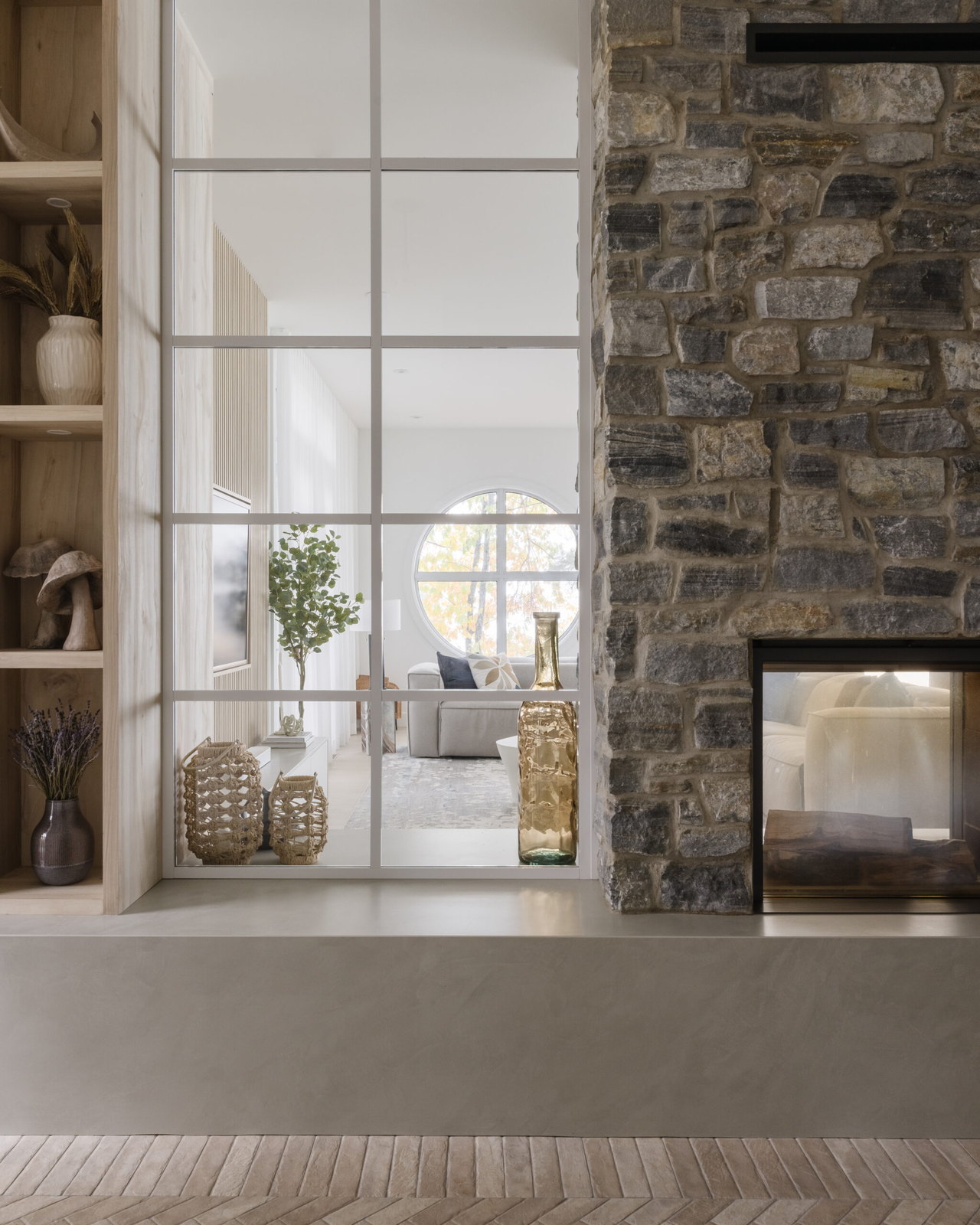 Stûv 21-125 double-face in a fieldstone mass at Lake Memphremagog, round window beyond