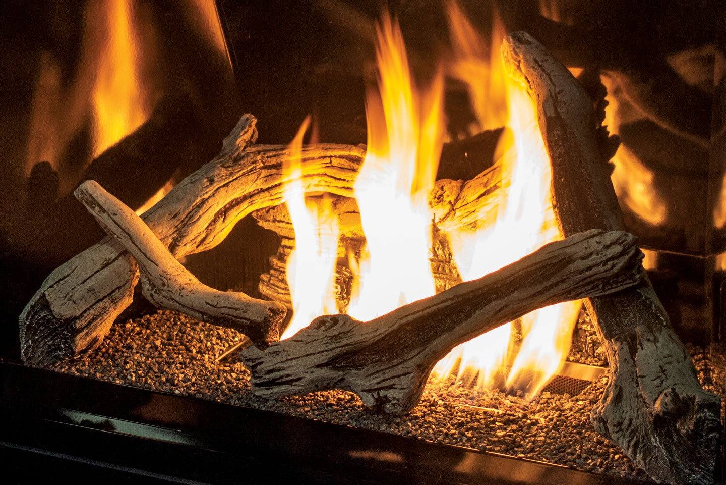 Driftwood log set burning in the Urbana U44