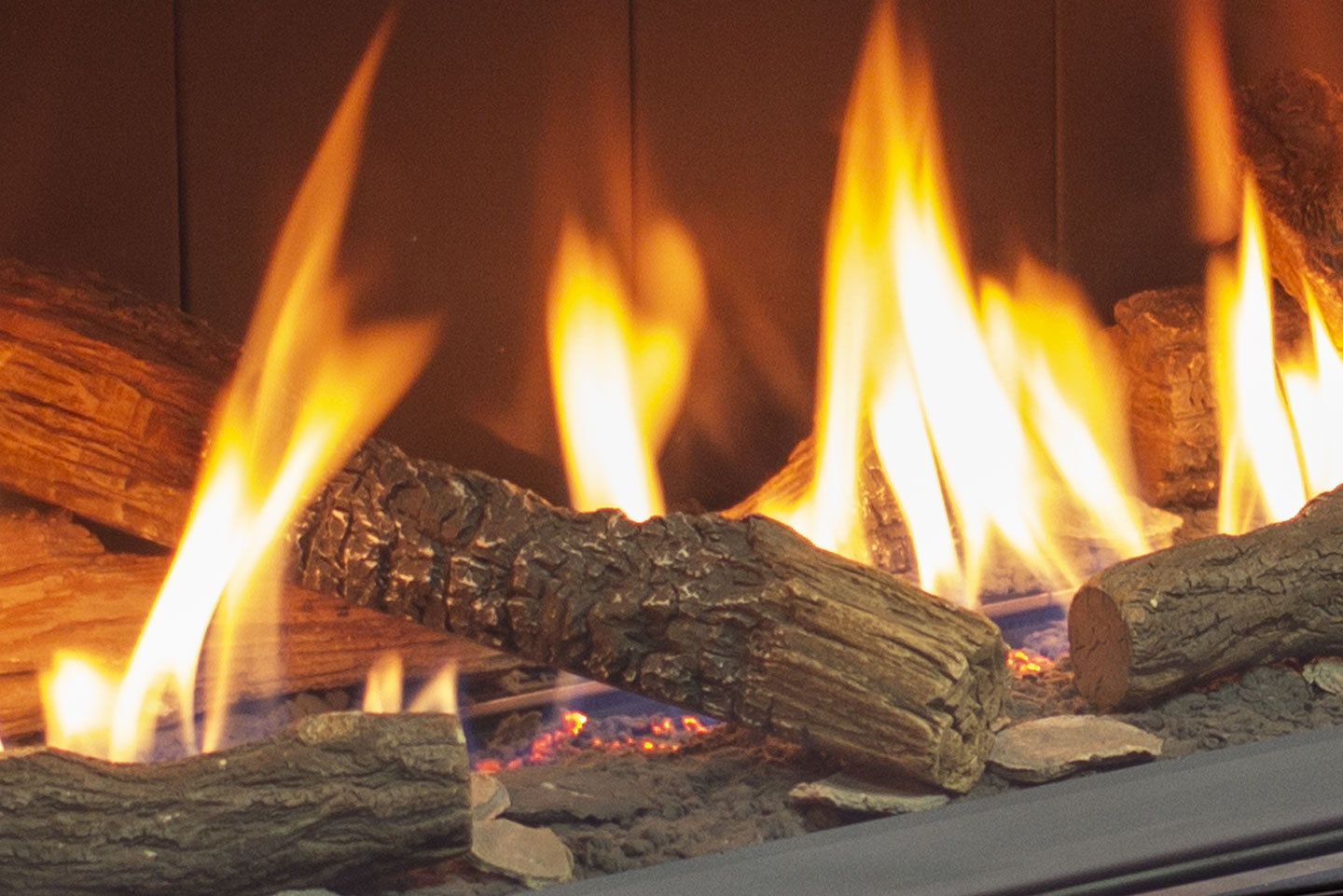 Birch log set in full blaze inside the Urbana U70 Linear