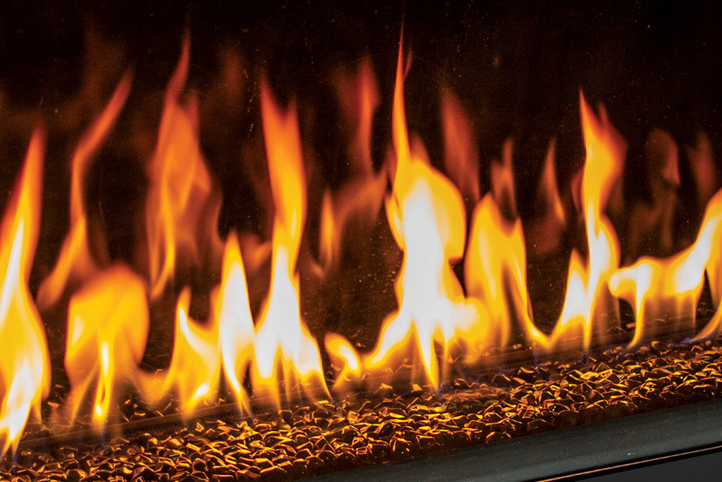 Long line of flame over embers in the Urbana U70 Linear