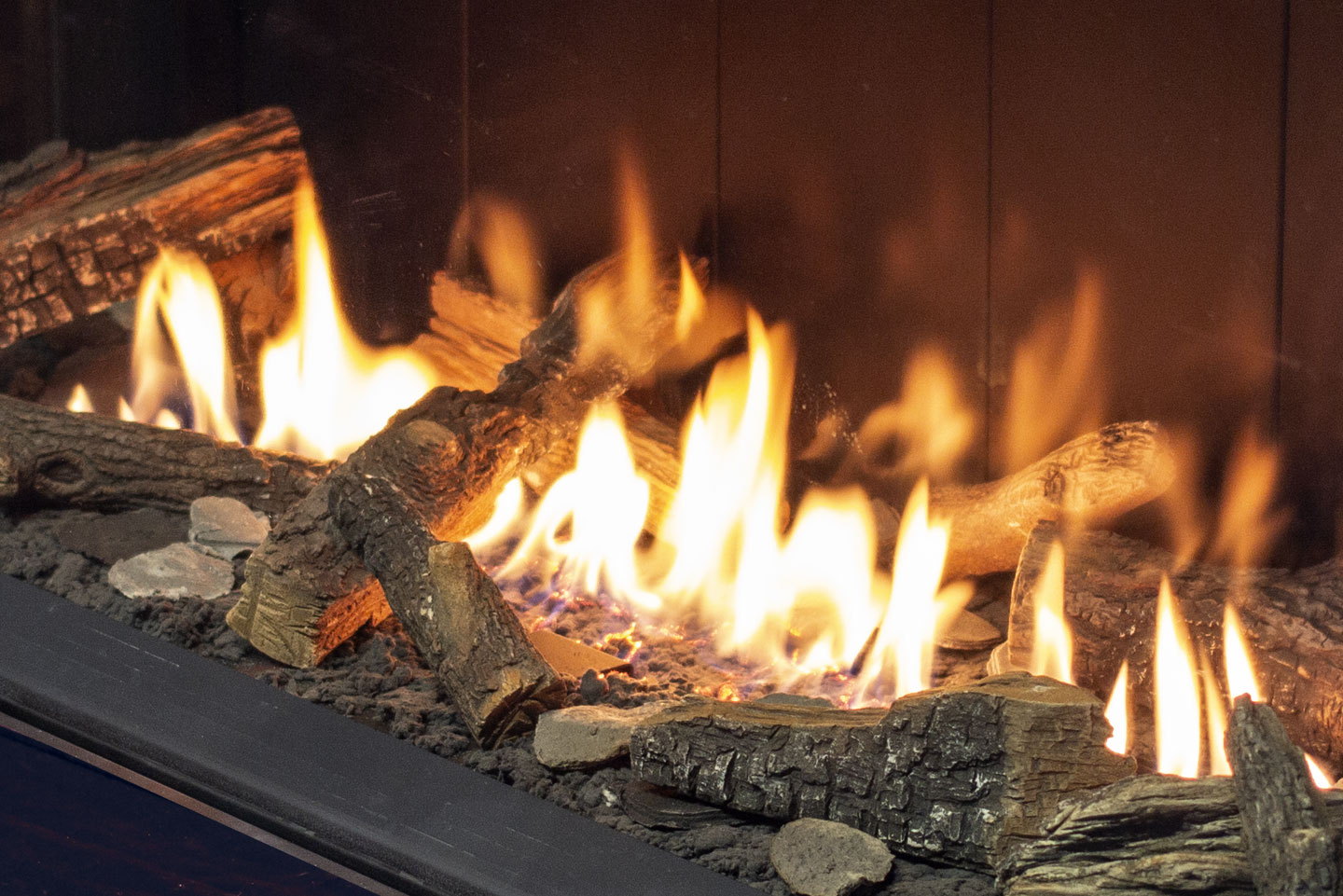 Log set burning over stone media in the Urbana U70 Tall Linear